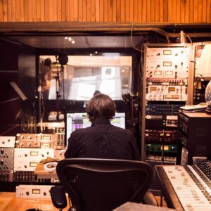 Skab stærke fortællinger med professionelt podcast studie i Aarhus